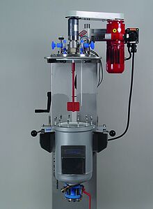 Kiloclave glass-lined steel reactor, with metal-free cover plate and stirrer