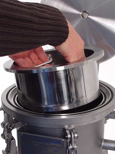 Easy access to filter for discharge