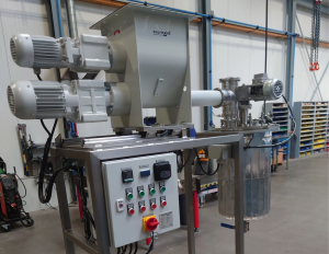 Unit for smart dosing from a feeder and easy access to reactor